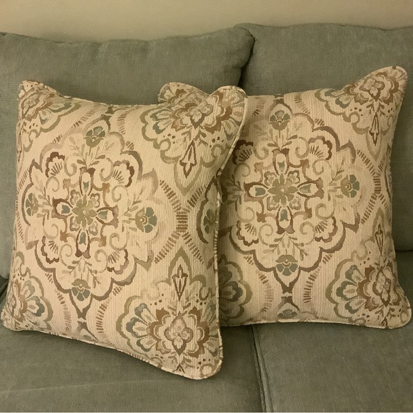 NWOT! Stunning, set of 2 custom made throw pillows from La-Z-Boy - Picture 1 of 9